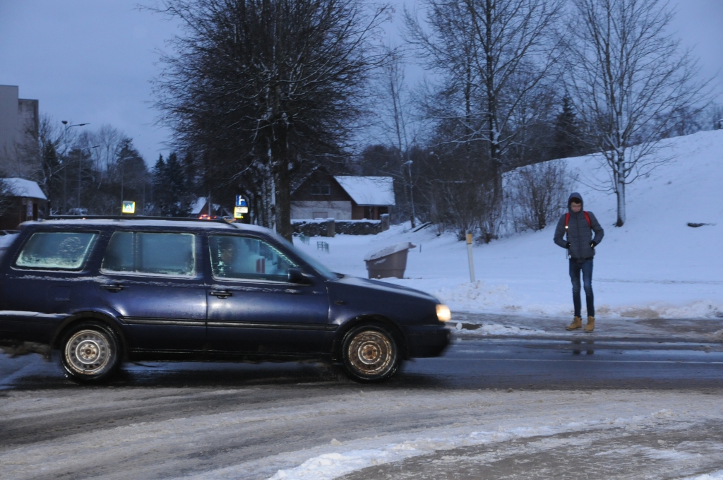 Katru darbdienu īsi pirms astoņiem Ausekļa un Tālavas ielas krustojums Valkā izskatās kā skudru pūznī - ne­pārtraukti brauc automašīnas, bet valcēnieši, tostarp Valkas Jāņa Cimzes ģimnāzijas skolēni un bērnudārza “Pasaciņa” audzēkņi ar vecākiem, dodas savās gaitās.                                                                                      
Autors:   INGA KARPOVA
