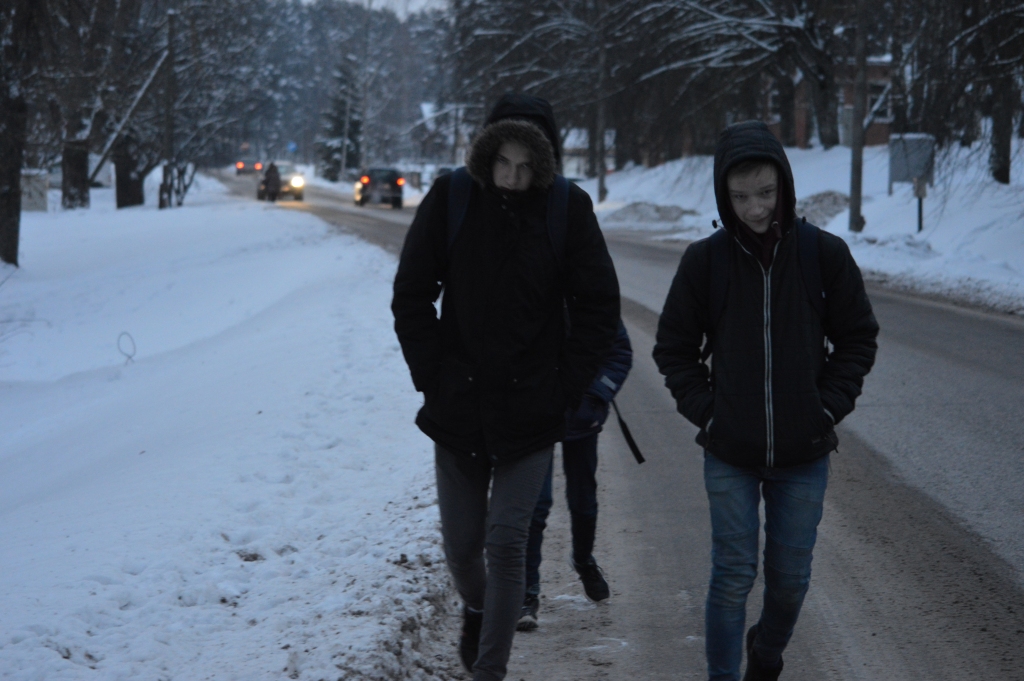 Dārza iela Smiltenē. Pulkstens 7.45.  Skolēni dodas uz skolu, pieaugušie – uz darbu un ir spiesti pārvietoties pa ielas braucamo daļu, kur intensīva satiksme, jo  uz nomalēm ir sašķūrēts sniegs. “Traki, ka jāiet pa ielu,” pārējiem gājējiem piekrīt sestklasnieks Edvards (aizmugurē aiz pusaudžiem). 
Autors: SANDRA PĒTERSONE