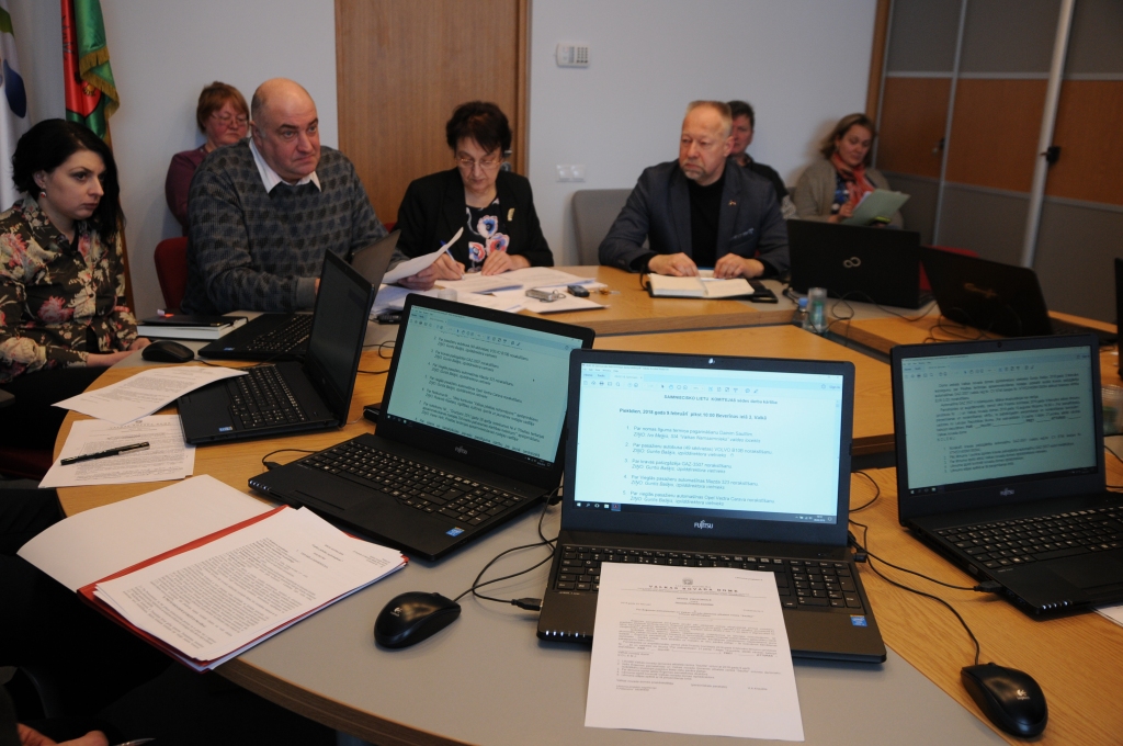Aizvadītajā piektdienā notikušo Valkas novada domes Saimniecisko lietu komitejas sēdi neapmeklēja četri deputāti. Par to liecināja viņu brīvās darba vietas pie datoriem. Līdz ar to sēdē nenotika balsojums un tai bija tikai informatīvs raksturs.   
Autors:   INGA KARPOVA