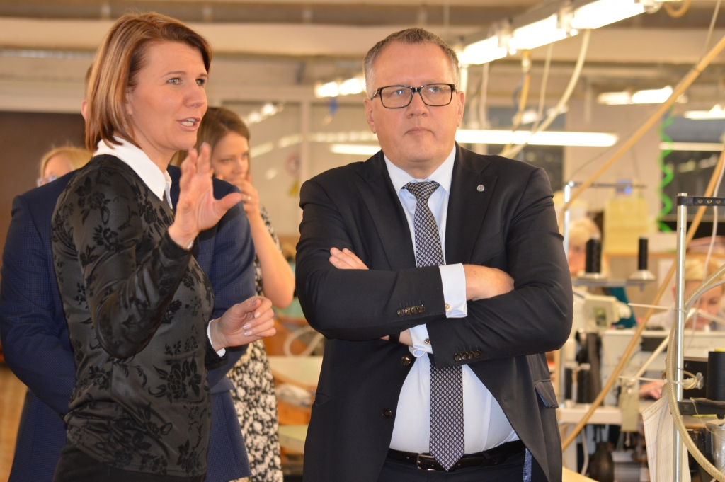 Vizītes laikā Smiltenē ekonomikas ministrs Arvils Ašeradens apmeklēja industriālo tekstila izstrādājumu ražošanas uzņēmumu “Artex Latvija”, ko ministram izrādīja pārdošanas vadītāja Kristīne Rudzīte. Ministram ir savs redzējums, kā uzņēmumam palīdzēt tikt pie darbam jau apmācītām šuvējām.                                
Autors:  SANDRA PĒTERSONE
