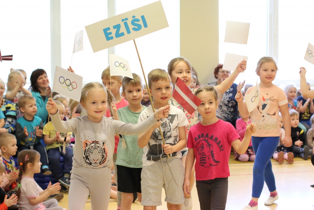 Kamēr Latvijas olimpieši par medaļām cīnās tālajā Ziemeļkorejā, Smiltenes bērnudārzā “Pīlādzītis” notika pašiem savas olimpiskās spēles ar svinīgo atkāšanu un dalībnieku iesoļošanu “arēnā”.                           
Autors:  SANTA SINKA