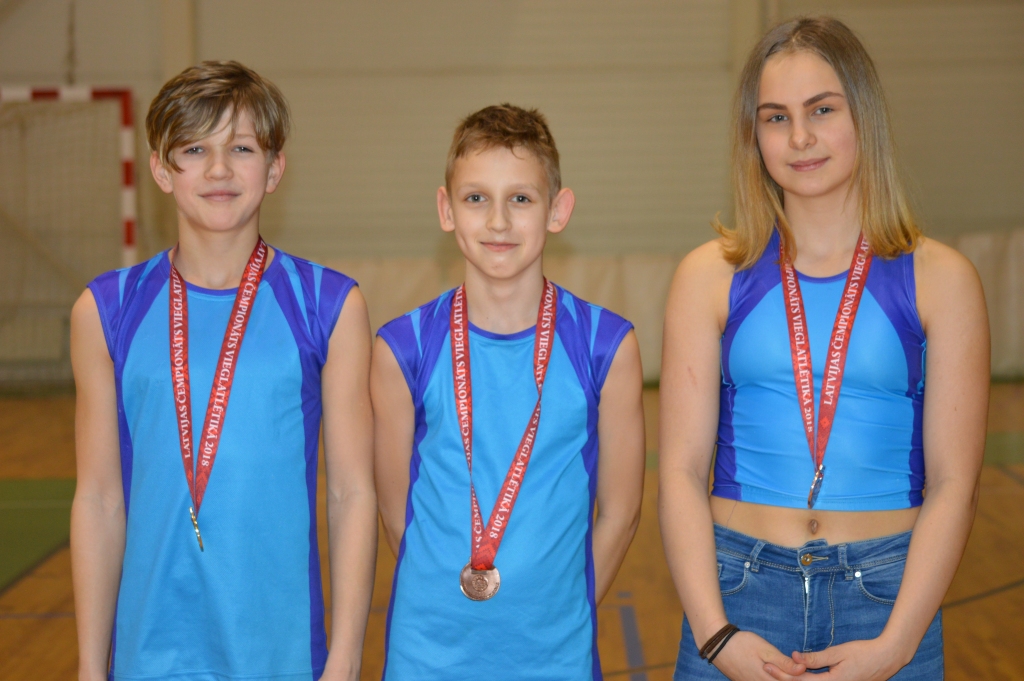 Latvijas ziemas čempionātā vieglatlētikā U-14 vecuma grupā, sacenšoties ar valstī labākajiem  jaunajiem vieglatlētiem, godalgotas vietas izcīnījuši pat trīs Smiltenes sporta skolas audzēkņi: Jorens Miķelsons (no kreisās), Regnārs Tamms un Paula Rudīte.                                                                                                                      
Autors:  SANDRA PĒTERSONE