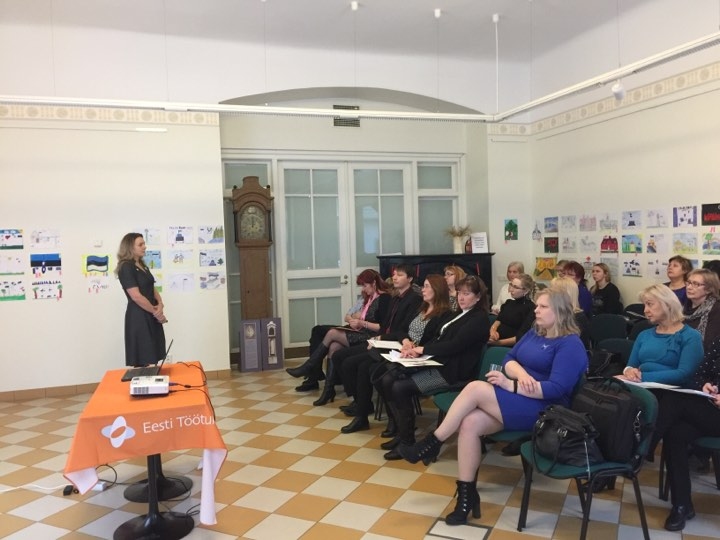 Igaunijas Bezdarba apdrošināšanas fonda Valgas filiāles darba devēju konsultante Pille Mumma informē Valgas puses uzņēmējus par iespēju iegūt finansiālu atbalstu, lai sagatavotu darbinieku, kura dzīvesvieta deklarēta Valkas novadā. Šis ir viens no pasākumiem Valkas un Valgas darba tirgus tuvināšanā.                    
Autors:  INGŪNA JOHANSONE