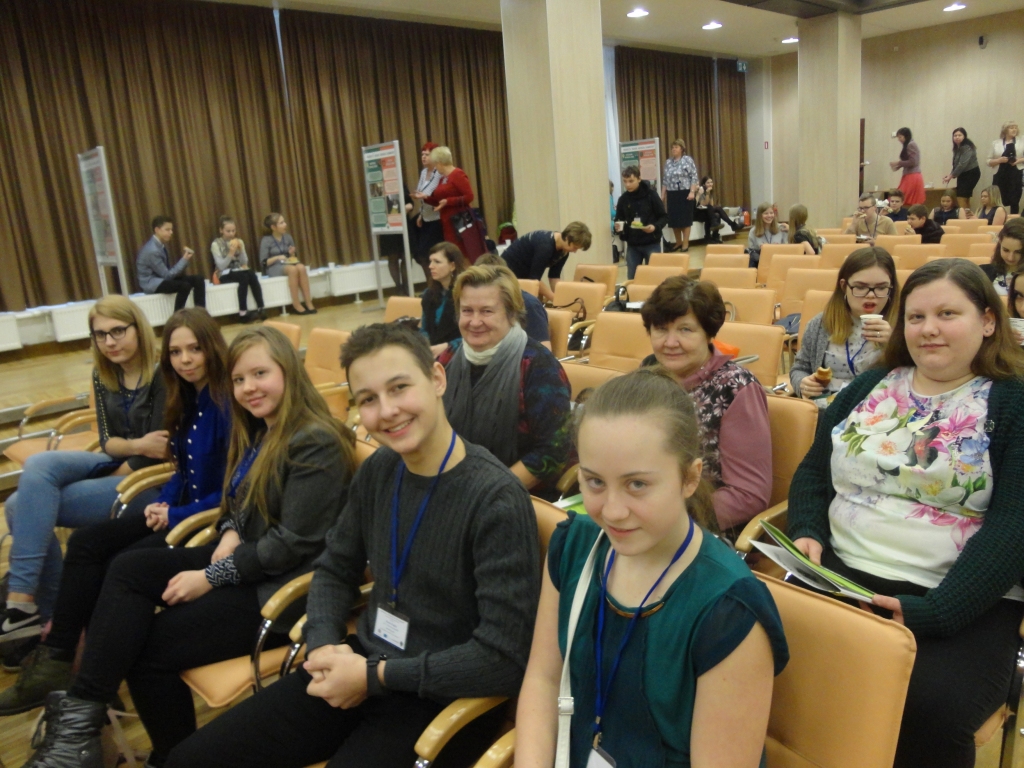 Labā noskaņā konferencē ieradušies Valkas novada mazpulcēni Sabīne Lotiņa (1. rindā no labās), Marks Ragže, Paula Zunde, Elvita Zīle Dica, Dārta Kravaine un mazpulku vadītājas Viktorija Maļukova, Ģertrūde Ābele un Anita Lotiņa.                                                                                                     
Autors:  SILVIJA DORŠA