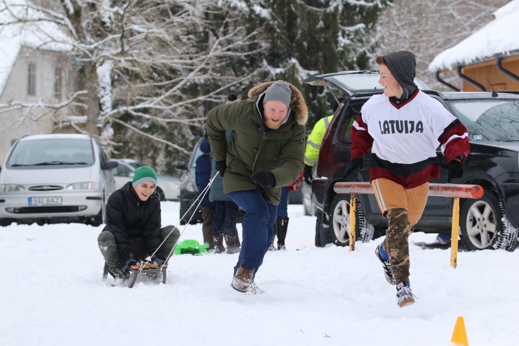 Vijciems allaž ļauj lepoties ar sportiskiem un aktīviem ļaudīm. Gadā ir divas dienas, kad uz Valkas novada pagastu sabrauc gan kaimiņu novadu, gan attālāku pilsētu, gan arī Igaunijas aktīvā dzīvesveida piekritēji. Viens no šādiem notikumiem ir Ziemas sporta diena Vijciemā, kas tradicionāli notiek ar vijciemieša Jura Kalniņa un viņa palīgu gādību. Lai arī goda vietā šajā dienā tiek celts hokejs, ziemas priekus dalībnieki var izbaudīt vairākās disciplīnās, tostarp stafetē, kuru izbaudīja Vijciema pamatskolas skolēni Māris Gekišs (uz ragaviņām), Raivis Gekišs (pirmais no labās) un abu regbija treneris Jānis Kaucis no Strenčiem.                                                                                                                                                                                                                             
Autors:  SANTA SINKA