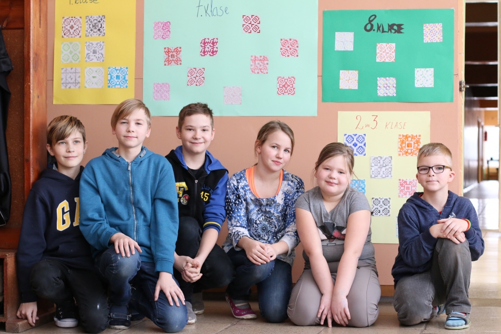 Blomes pamatskolas 4. klases skolēni Aleksandrs Andrejevs (pirmais no kreisās), Pēteris Čavars, Kārlis Zvackis, Baiba Zvirbule, Alise Miezīte un Mārtiņš Sebastians Ozoliņš ir pateicīgi skolotājām par rīkoto dabaszinātņu nedēļu, kas ikdienas mācības padarījušas daudz interesantākas.                                                                               
Autors:  SANTA SINKA