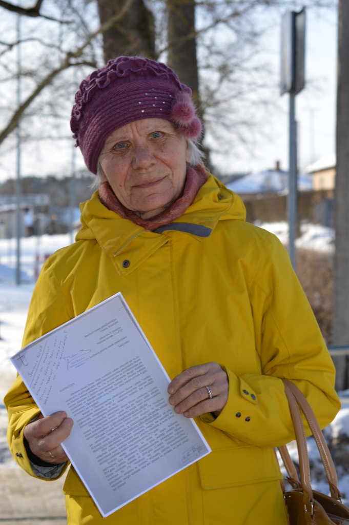 Smilteniete Maiga Alamā pirmā parakstījās Smiltenes novada domes priekšsēdētājam Gintam Kukainim nosūtītajā iedzīvotāju protesta vēstulē. Seniore uzskata, ka pašvaldība nepamatoti piemēro valdības normatīvos aktus ūdenssaimniecības pakalpojumu sniegšanā dzīvojamajām mājām.                                                                                           
Autors:  SANDRA PĒTERSONE