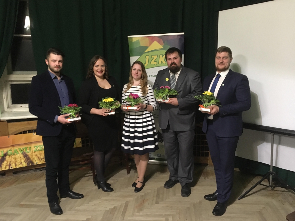 Biedrības “Latvijas Jauno zemnieku klubs” valdē pirmo reizi darbosies Ērģemes pagasta zemnieku saimniecības “Lejasciņi” vadītājs Kristaps Sula (no kreisās), bet biedrību otro gadu vadīs Smiltenes novada Grundzāles pagasta zemnieku saimniecības “Jaunkalējiņi” vadītājs Kārlis Ruks (no labās).                                                 
Autors: PUBLICITĀTES FOTO