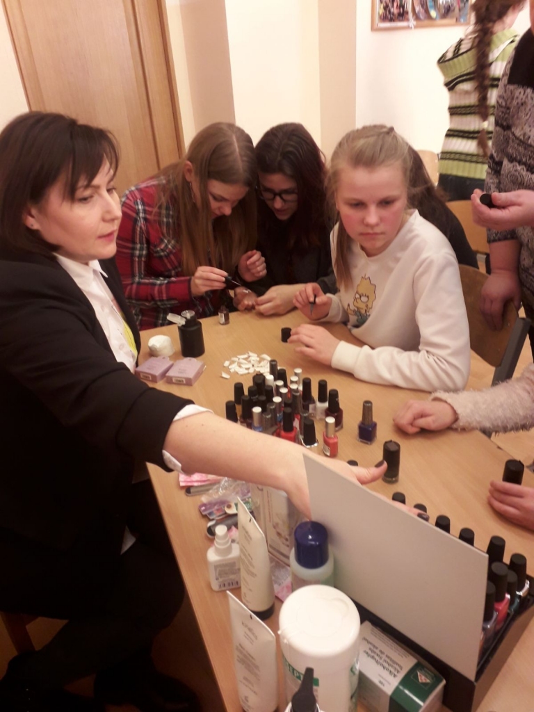 “Vairāk ieklausieties sevī!”  par profesijas izvēli saka Palsmanes pamatskolas absolvente Ilze Vonda, kura strādā skaistuma un sajūtu salonā “BBbinnija”.                                                                   
Autors: NO PALSMANES PAMATSKOLAS ARHĪVA