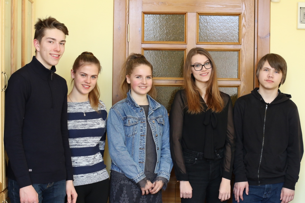 Šie jaunieši, Smiltenes vidusskolas skolēni Kaspars Pakulis (no kreisās), Beāte Velpa, Marta Dūle, Renāte Zapane un Miks Šics, ir dažāda vecuma un ar atšķirīgām interesēm, taču visi kā viens saka - mācību priekšmetu olimpiādes ir izaicinājums pierādīt sev, cik daudz spēj.                                  
Autors:  SANTA SINKA