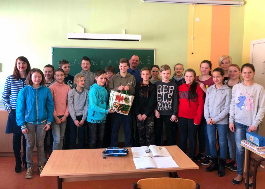 Valkas Jāņa Cimzes ģimnāzijas 6.b klases skolēni nolēmuši būt līdzatbildīgi apkārtējās vides veidošanā, tāpēc apņēmušies līdz aprīlim Rūjienas ielas mikrorajona dīķī dzīvojošajam gulbju pārim uzstādīt māju.       
Autors: PUBLICITĀTES FOTO 