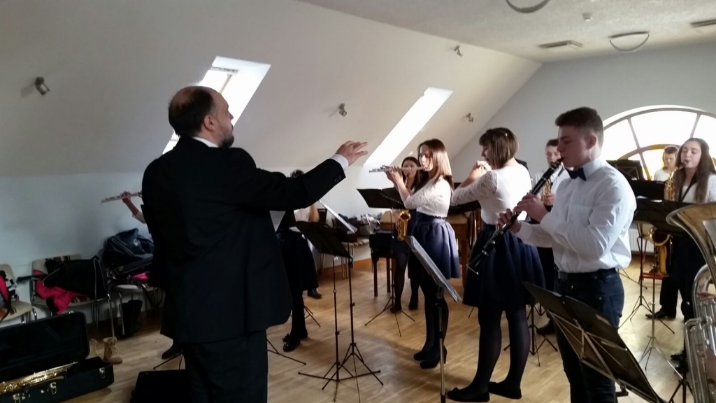 Strenču mūzikas skolas un novada vidusskolas pūtēju orķestris, ko diriģē Jānis Jansons, sastāva ziņā ir viens no mazākajiem, taču gana skanīgs, lai  Vidzemes un Latgales novadu skatē iegūtu augstu rezultātu savā grupā.                                                                                                                                                                                                                                                                                                                                                                                              
Autors:  LĀSMA VĀVERE