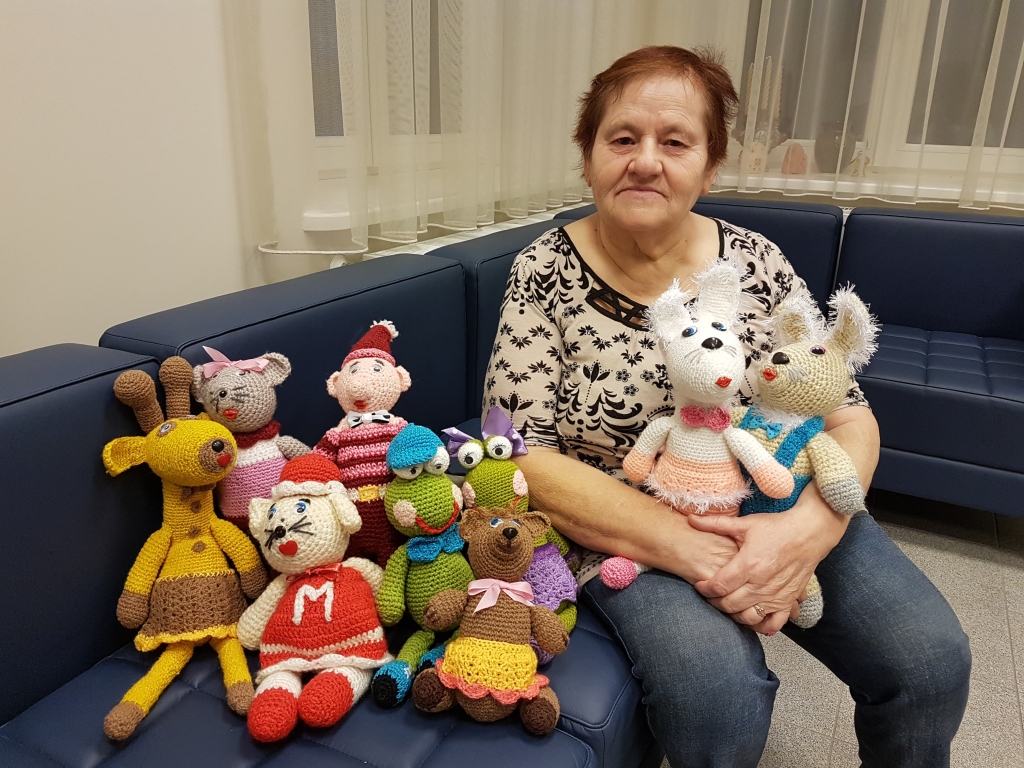 Smiltenes novada domes apkopējas brantēnietes Dzidras Šūpulnieces vaļasprieks ir rokdarbi. Šopavasar viņa tamborē mīkstas, košas rotaļlietas.                                                                                                                     
Autors:  SANTA SINKA