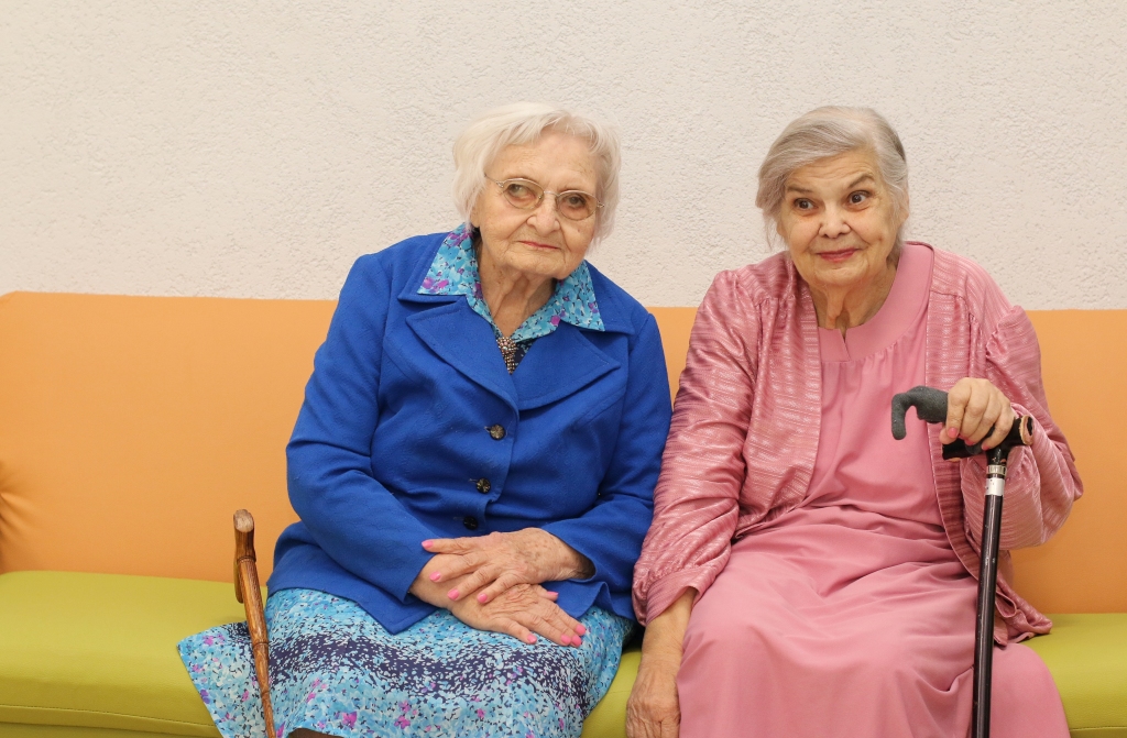 Starptautiskajā sieviešu dienā, 8. martā, skaistus mirkļus piedzīvoja ne viena vien sieviete, īpaša šī diena bija SIA “Sarkanā Krusta Smiltenes slimnīca” aprūpes nodaļas iemītniecēm, kuras vakar lutināja ar skaistuma procedūrām. 94 gadus vecā Eleonora Blumberga (no kreisās) kopā ar Mirdzu Kalnieti prāto, ka neatceras, kad pēdējo reizi būtu uzkrāsojušas skropstas, lūpas un nolakojušas nagus. Tas bijis tik sen, ceturtdien piedzīvotais ir gluži kā satikšanās ar jaunību. Eleonoras kundze saka, ka otrs mīlēs tādu, kāda esi, bet sapucēties vajag sevis dēļ, lai atkal mirdzētu acis un sajūtas būtu pacilājošas. Sievietes var būt skaistas jebkurā vecumā.                                                                                                                                                                              
Autors:  SANTA SINKA