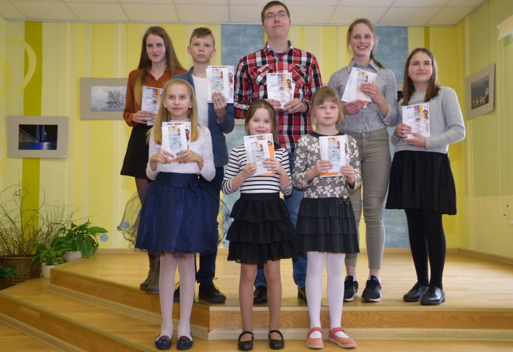 Valkas un Strenču novada  skatuves runas konkursa I pakāpes laureāti šogad ir:  Karlīne Nīmane (1. rindā no kreisās), Laura Kondratjeva, Elza Zauska, Melānija Millere (2. rindā no kreisās), Roberts Marenis, Emīls Zīriņš, Elza Jaunslaviete, Marta Šaicāne.                                                                                                                                    
Autors:  NO ARHĪVA