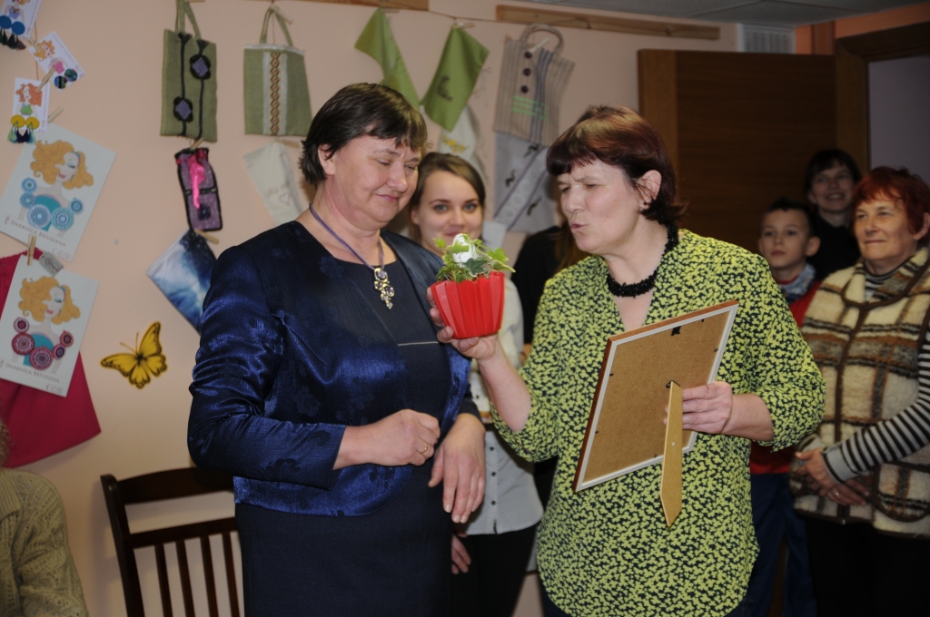 Liela rokdarbniece un kārtīga saimniece Līvija Kreile (no kreisās) kopā ar Turnas tautas nama vadītāju Līgu Kramu ir iecerējušas rīkot putraimdesu meistarklasi.                                                                                   
Autors:   INGA KARPOVA