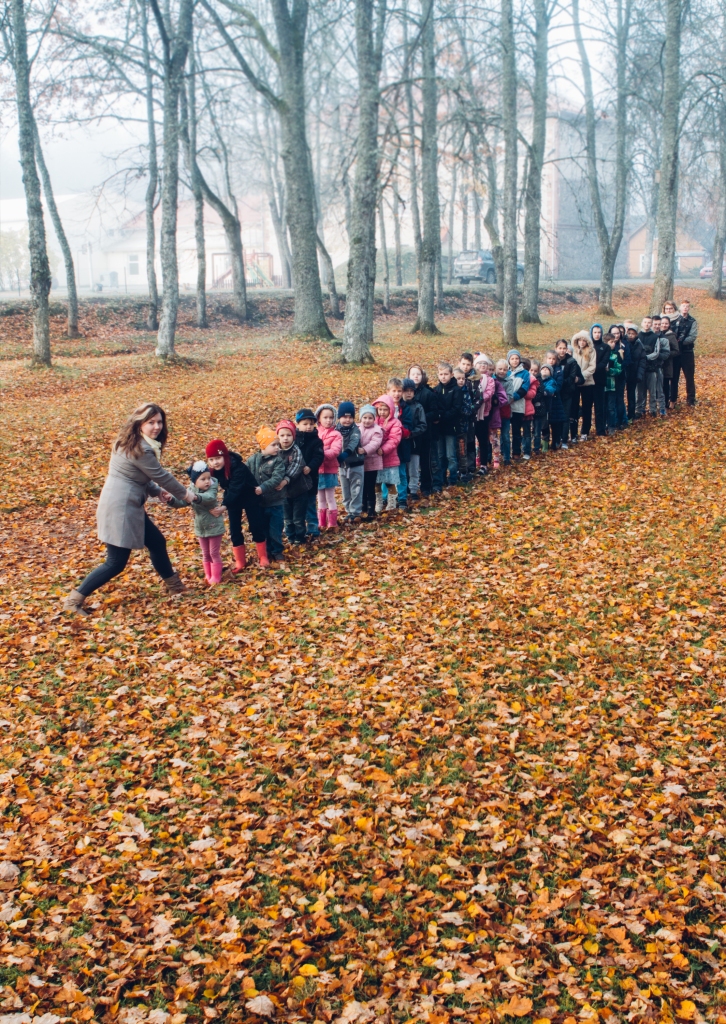 Šogad Kārķu pamatskolā izskanēs pēdējais izlaiduma valsis, kuru dejos seši 9. klases absolventi. Pēc reorganizācijas 1. septembrī Kārķos jaunu darba cēlienu uzsāks sākumskola. Kārķu pamatskolas direktore Baiba Smane “Ziemeļlatvijai” atzīst, ka skolotāji ir pieņēmuši notiekošo, jo jau vairākus gadus tika runāts par skolas iespējamo reorganizāciju. Direktore uzskata, ka lauku skolu reorganizācija un pat slēgšana ir pašreizējās valsts izglītības politikas rezultāts. B. Smane uzteic Valkas novada domi, kura mēģina saglābt lauku skolas un domā par dažādām iespējām, lai tās pastāvētu un izdzīvotu. Kas attiecas uz nākotni, direktore neņemas to prognozēt. Viņa uzskata, ka ar godu jāpabeidz šis mācību gads un tad laiks rādīs, kā norisināsies tālākie notikumi.                                                                                                                                                                                                                                                                                                                              
Autors:  ANDŽS PILSKALNS 