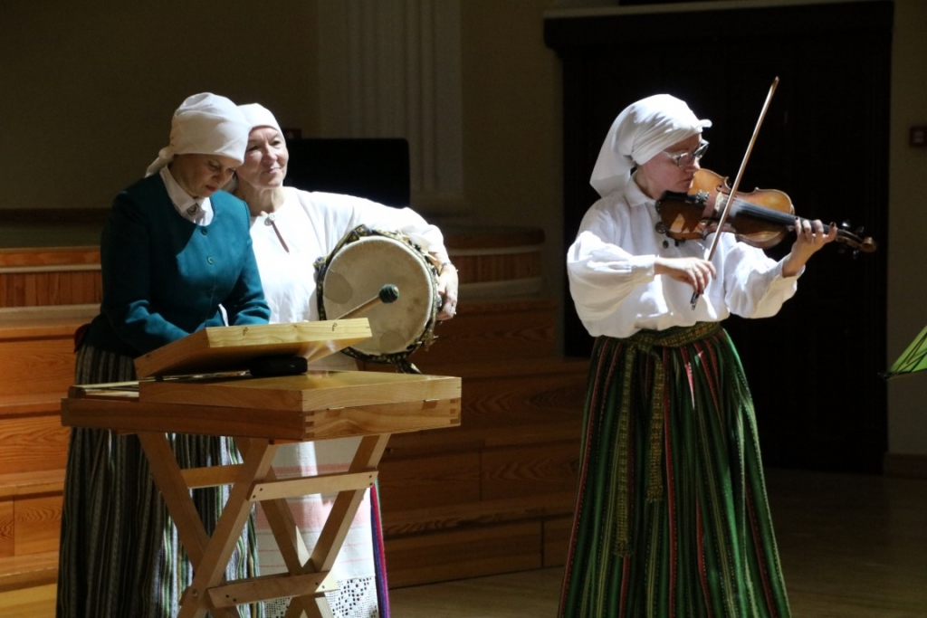 Noslēgumā visus kopīgos dančos un dziesmās aicināja “Sudmaliņu“ prasmīgie muzikanti.    
Autors:  NO ARHĪVA