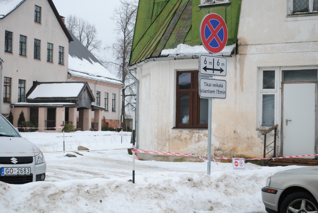 Pašā pagasta centrā jau vairāk nekā gadu vienu no ēkām tās īpašuma robežās apjož sarkanbalta lente. Sniegā iestaigātās taciņas gan parāda, ka blomēnieši joprojām pārvietojas pa gadu desmitos iestaigātām taciņām. 
                                                                                                                                                                                  
Autors:  SARMĪTE OZOLA