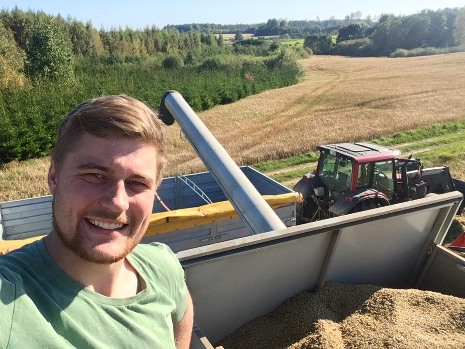 Zemnieku saimniecības “Jaunkalējiņi” īpašnieks Kārlis Ruks ir enerģisks, zinošs un neatlaidīgs jaunietis, kurš savu nākotni saista ar dzimto Grundzāles pagastu. Allaž palīdzējis saviem vecākiem lauku darbos, bet pēdējos trīs gadus saimnieko pats savā saimniecībā.                                                                                                                             
Autors:  NO PERSONĪGĀ ARHĪVA
