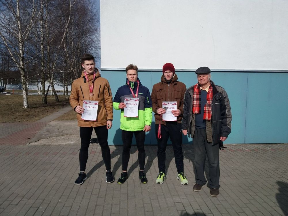 Smiltenes bērnu un jaunatnes sporta skolas šķēpmetēji pēc panākumiem Latvijas ziemas čempionātā vieglatlētikā kopā ar izcilo šķēpmetēju, olimpisko spēļu bronzas medaļnieku Jāni Lūsi (no labās).  
Autors:  PUBLICITĀTES FOTO