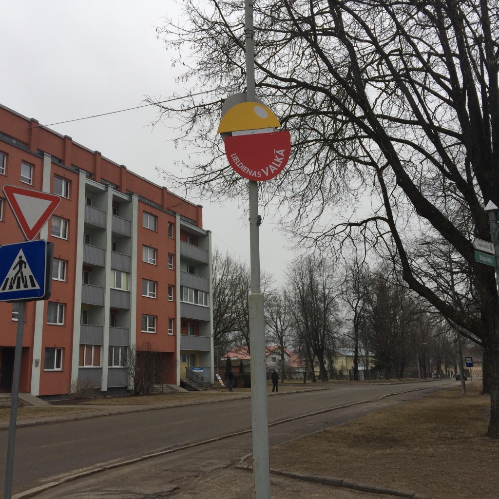 Valcēniešiem un iebraucējiem par Lieldienu svinēšanu Valkā atgādinās krāsainas olas, kas šur tur redzamas pie apgaismes stabiem.                                                                                                                                      
Autors:   INGŪNA JOHANSONE  