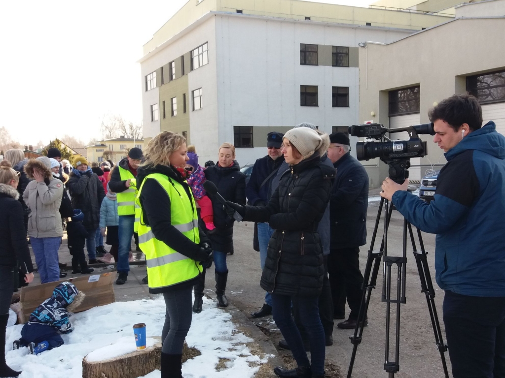 Interesi par aizvadītajā sestdienā notikušo protesta akciju par Valgas slimnīcas Dzemdību nodaļas saglabāšanu izrādīja arī Latvijas mediji. Parakstu vākšanas akciju uzsāka un koordinēja Valgas iedzīvotāja trīs bērnu mamma Anastasija Kikkas.                                                                                                                                                                                                                       
Autors:  Jāns Raps