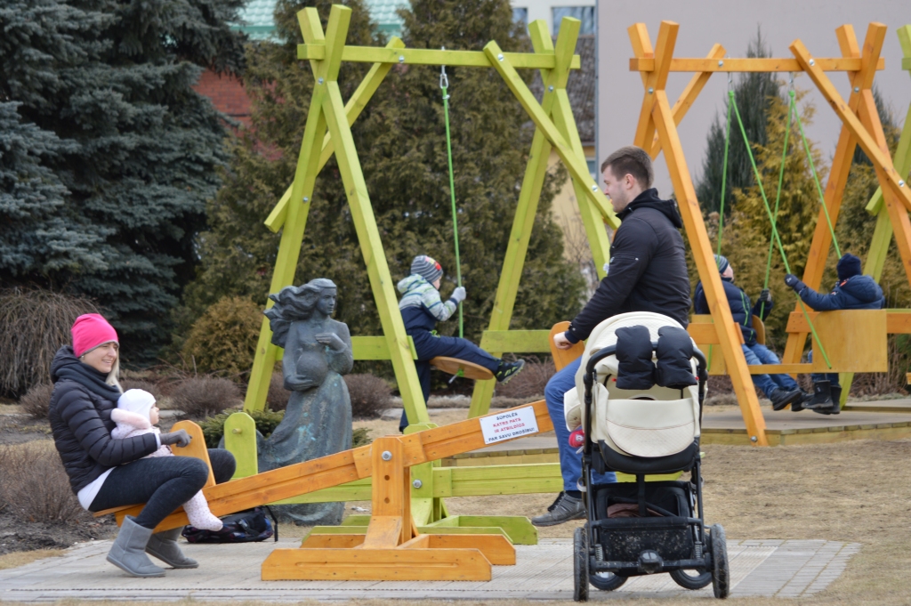 Smiltenes centrā šogad pirms Lieldienām ir jaunums – uzstādītas trīs lielas un divas mazākas (līdzsvara) šūpoles. “Superīgi! Ir kur brīvdienās atnākt,” priecājas jaunā māmiņa  Agita Kaniševska, kopā ar meitiņas Dārtas tēti  Andri Zālīti šūpinot  Dārtu līdzsvara šūpolēs.                                                                                               
Autors:  SANDRA PĒTERSONE