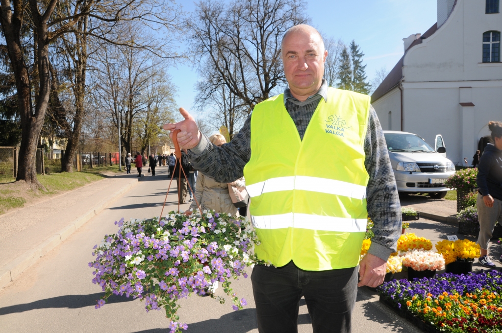 Valkas novada domes izpilddirektors Guntis Bašķis aicina vēl pirms Lugažu laukuma rekonstrukcijas apmeklēt Lielo labdarības robežtirgu, jo šopavasar tā aktivitātes paplašināsies pa visu Valku.                   
Autors:  INGA KARPOVA