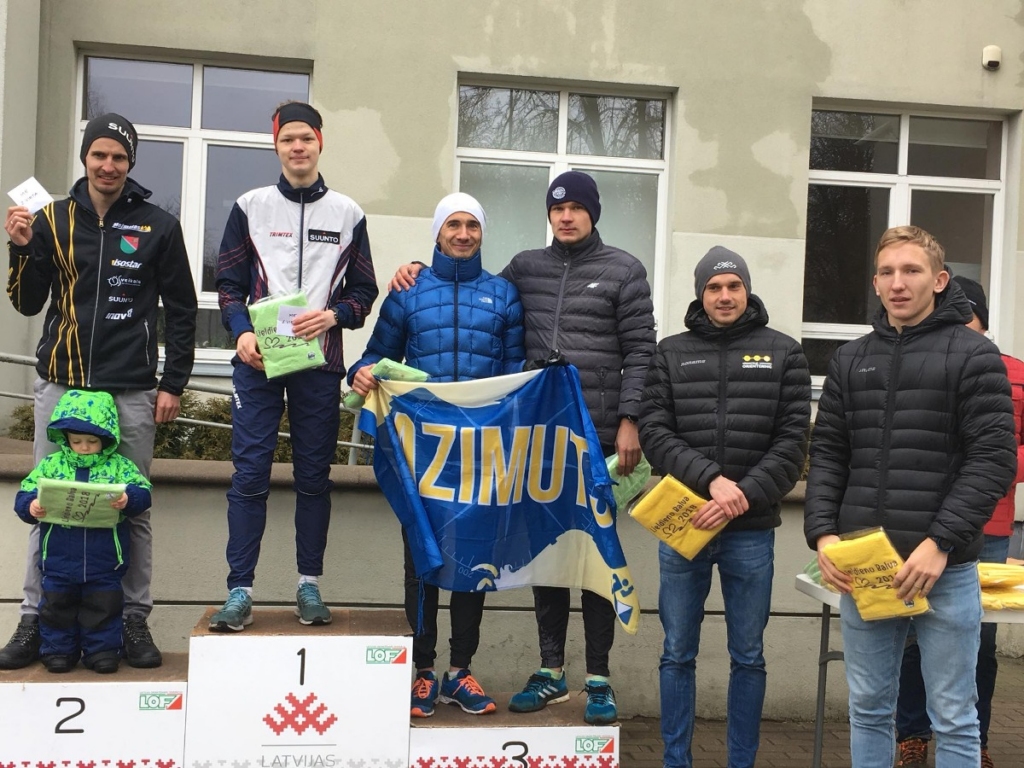 Latvijas sprinta kausa posmā “Lieldienu balva” orientēšanās sportā “Azimuts OK-Sm BJSS”  elites sportisti Artūrs Pauliņš (trešais no kreisās) un Artjoms Rekuņenko (ceturtais no kreisās) šoreiz abi uz viena goda pjedestāla pakāpiena – trešā.                                                                                                                                                      
Autors:  MĀRIS STABIŅŠ