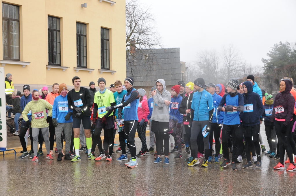 Pirmdien tradicionālajā Lieldienu zaķa skrējienā Valkā sliktie laikapstākļi nenobaidīja 75 lielus un mazus skrējējus. Priekšpusē – aizvadītā gada skrējiena uzvarētājs Arnis Ozoliņš.                                                      
Autors:   INGA KARPOVA 