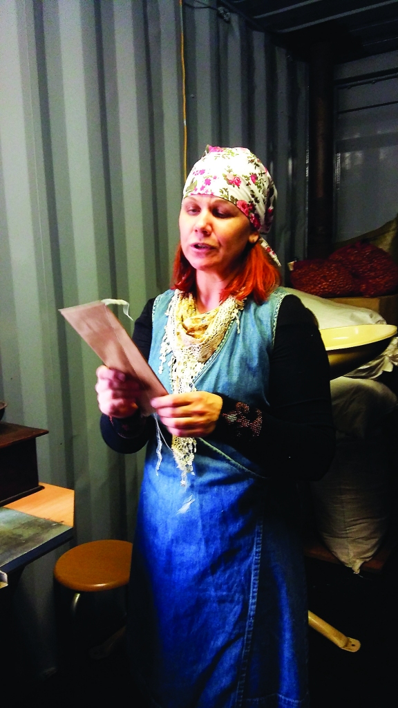 Jolanta Kovnacka rāda, kā aizšuj kafejas paciņas.