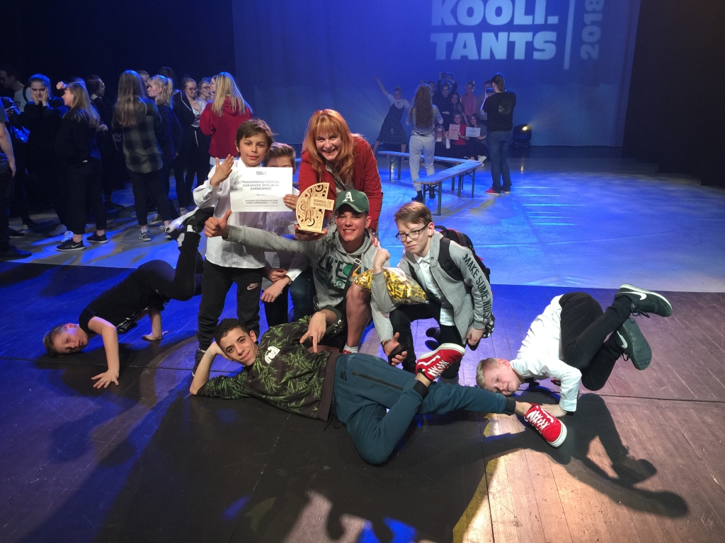 Kaimiņpilsētas Valgas studijas “Joy” vadītāja Marina Jerjomina lepojas ar deju grupas “B-Boys Sqvad” panākumiem prestižajā Igaunijas deju konkursā “Koolitants 2018”.                                                                                                                                                                                                              
Autors:  NO PERSONĪGĀ ARHĪVA