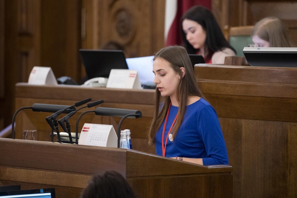 Kāpjot Saeimas tribīnē, Valērija Sermus uzsvēra, ka Latvijas lauki un tur dzīvojošie jaunieši arī ir valsts nākotne.      
Autors:  ERNESTS DINKA