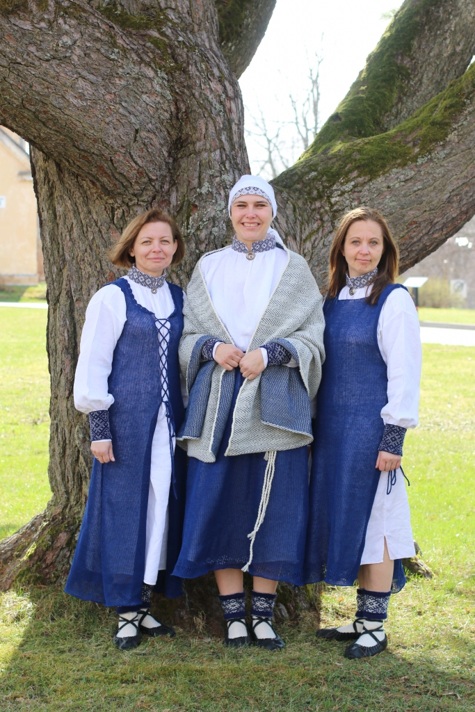 Biedrības “Smiltenes Pūra lāde” dibinātājas Evija Šube (no kreisās), Ilze Haka un Inga Gailuma radījušas jaunrades tērpus etno stilā, kurus plašākai sabiedrībai atrādīja modes skatē Rīgā.                              
Autors:  SANTA SINKA