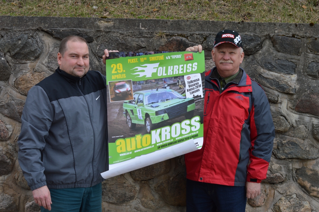 Latvijas autokrosa un rallijkrosa braucējs valmierietis Jānis Veģeris (no kreisās) ir gatavs svētdien gaidāmajai cīņai Smiltenē, Tepera trasē. Viņš tehniskā sporta kluba “Smiltene” valdes priekšsēdētājam Vairim Trallam atzīst, ka Smiltenes trase esot pati labākā Latvijā – plaša un ātra.                                                                         
Autors:  SANTA SINKA