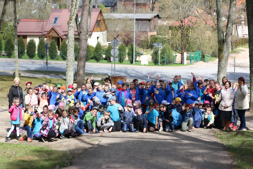 Vēl pirms Baltā galdauta svētkiem Smiltenes vidusskolas jaunāko klašu skolēni kopā ar audzinātājām izstaigāja Smilteni Latvijas kontūrā. 

Autors:  SANTA SINKA