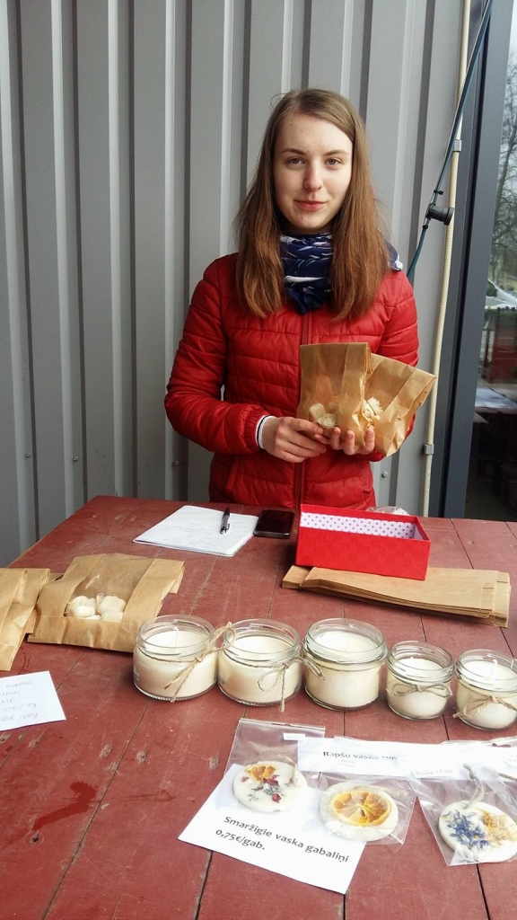 Valkas tirgū interesantu produkciju no dabīgām izejvielām piedāvā Valkas Jāņa Cimzes ģimnāzijas 11.b klases skolniece Zanda Esmeralda Markova.                                                                                                              
Autors:   INGA KARPOVA