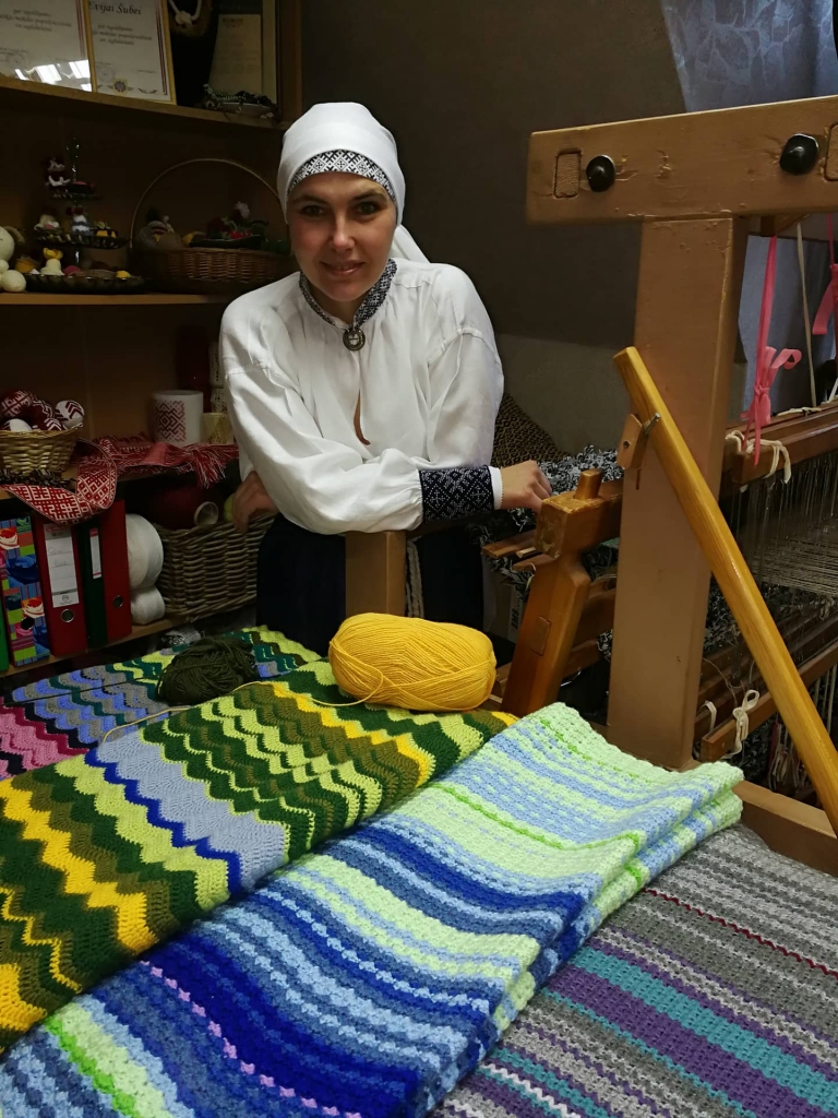 Biedrības “Smiltenes Pūra lāde” dibinātāja Ilze Haka atzīst, ja būtu palikusi ārzemēs, tad justos kaut kur pa vidam un būtu ne šis, ne tas. Īstās un vienīgās mājas viņai ir Latvija.                                                                              
Autors:  NO PERSONĪGĀ ARHĪVA