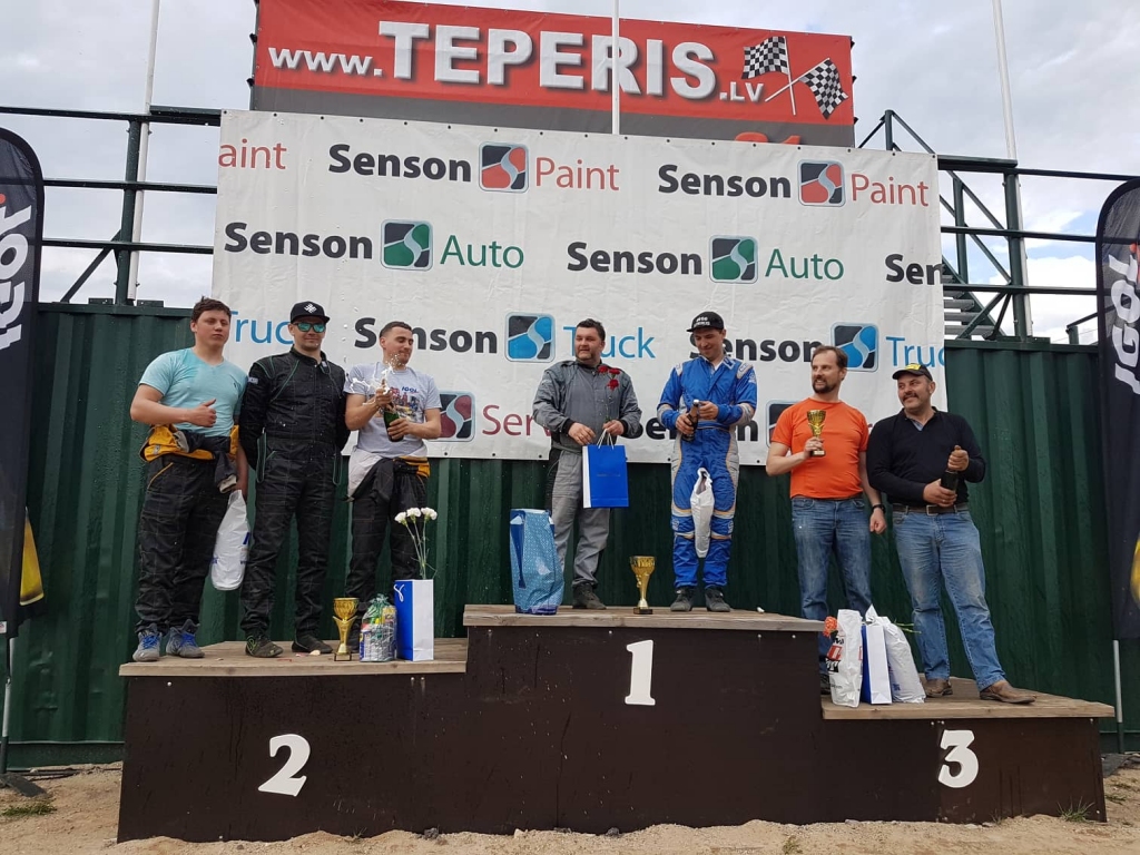 LAF Folkreisa Vasaras kausā uz goda pjedestāla ne vien individuāli labākie braucēji, bet arī komandas. 1. posmā komandu vērtējumā uzvarēja “Autocross.lv Crazy Racing” folkreisa komanda (vidū)  ar Kalvi Buģi, Viesturu Saukānu un Jāni Gustānu sastāvā, otrajā vietā Ivo un Mika Gabrānu un Māra Zālīša “Kavita V” (no kreisās), bet trešajā pozīcijā Brieži.lv vienība ar Kasparu Cikmaču un Raimondu Berķi sastāvā.                                               
Autors:  SANTA SINKA