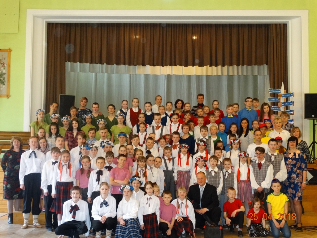 Te viņi visi ir kopā - dejotāji no deviņām Latvijas speciālajām izglītības iestādēm, kurus sapulcēja festivāls “Deju pietura Palsmanē”.                                                                                                                                                    
Autors:   INESE STAČA 