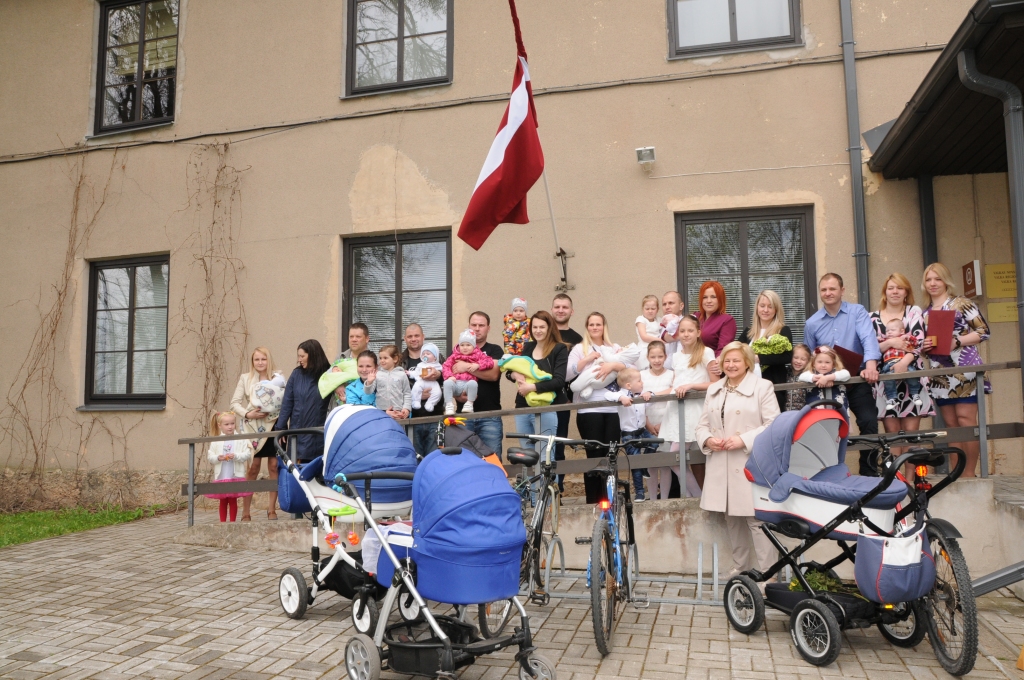 4. maijā, svinot Baltā galdauta svētkus, Valkas novadpētniecības muzejā notika īpaši sirsnīgs svētku brīdis, kurā kopā pulcējās ģimenes ar Latvijas simtgades gadā dzimušiem mazuļiem. Valkas novada Dzimtsarakstu nodaļas vadītāja Māra Zeltiņa (priekšplānā) pasniedza sudraba vērdiņu ozolkoka kastītē visiem, kas varēja ierasties uz šo pasākumu.                                              
Autors:   INGA KARPOVA