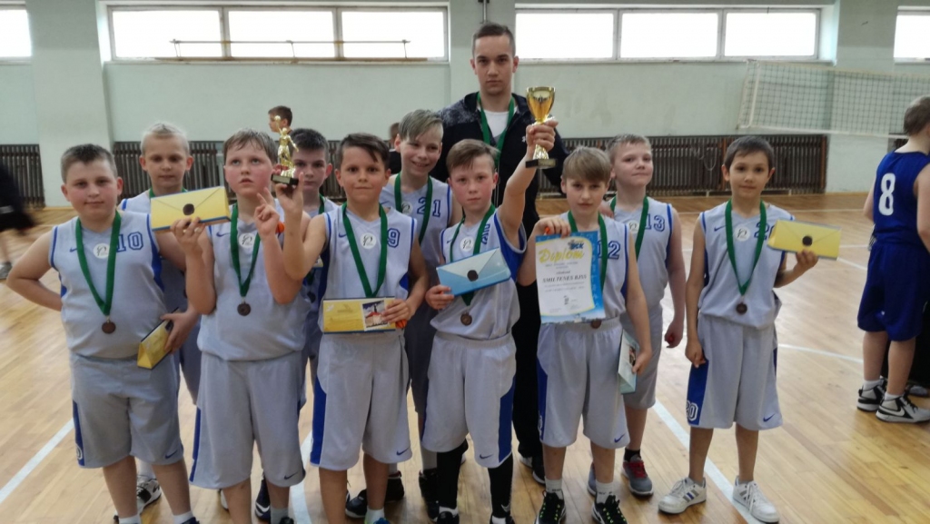 Spraigā spēlē  par bronzas medaļām ārzemēs Smiltenes sporta skolas jaunie basketbolisti uzvarēja komandu no Igaunijas. Pēc tam emocijas  sita augstu vilni, līdzi priecājas treneris Elvis Markss (attēlā).                
Autors:   IVARS JOKSTS