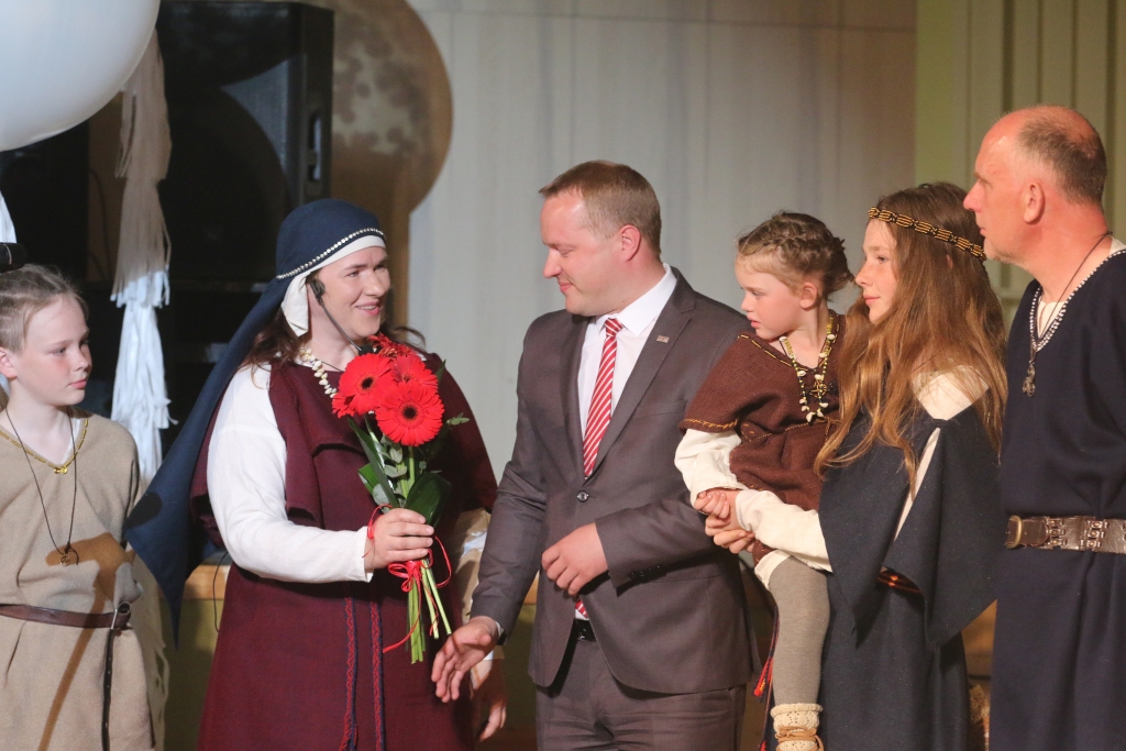 Smiltenes pilsētas kultūras centrā Baltā galdauta svētkus svinēja pirmo reizi. Pēc tam, kad Smiltenes pagasta iedzīvotāju Līgas Krūmiņas-Krīgeres un Tomasa Krīgeru ģimene bija uzklājusi simbolisku saimes galdu, svētku uzrunu teica Smiltenes novada domes priekšsēdētājs Gints Kukainis (vidū).                                          
Autors:  SANTA SINKA