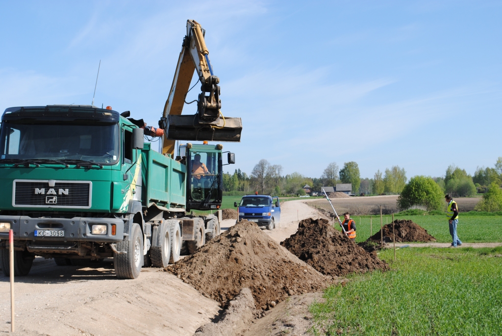 Plāņu pagastā krūmiem apaugušais un bedrēm noklātais autoceļš jau pamazām pārvērties līdz nepazīšanai. Kad darbi būs galā, rezultāts priecēs ikvienu autobraucēju un kājāmgājēju.                                                                                                                                                                                            
Autors:  SARMĪTE OZOLA