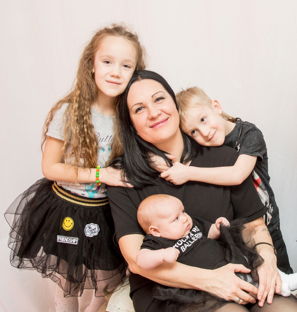 Valcēniete Līga Šnuka uzskata, ka Dievs viņu noglāstījis trīs reizes, ļaujot būt māmiņai septiņus gadus vecajai Dorai, piecgadīgajam Darelam un mazajai saulītei – sešus mēnešus vecajai Dīnai.                                                                                                                                                                                         
Autors:   LAURA GERLIŅA