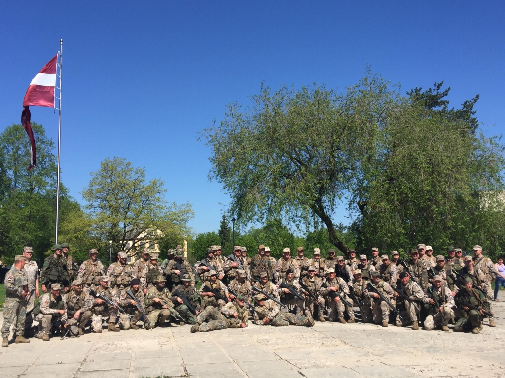 Svētdien Valkā, Lugažu laukumā notiekošajā militāro mācību “Ezis 2018” noslēguma pasākumā karavīri ne tikai labprāt fotogafējās ar valcēniešiem, bet arī vēlējās nofotogarfēties kopbildei.                                                                                                                                                                              
Autors:   INGŪNA JOHANSONE