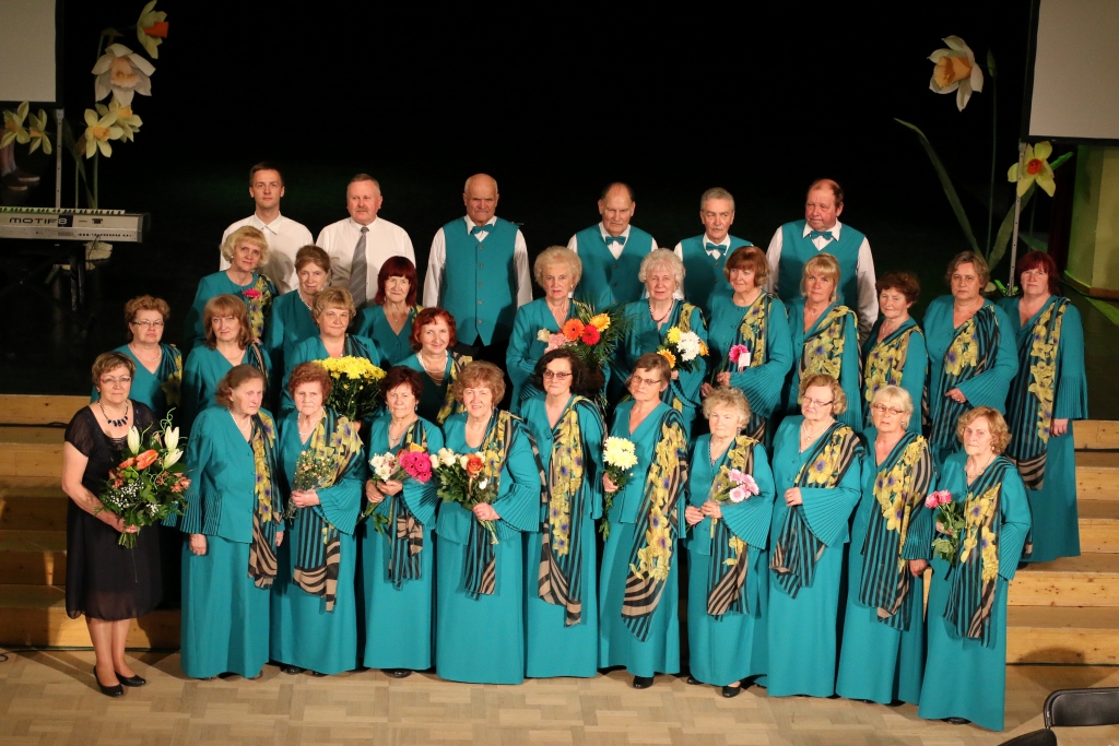 Smiltenes pilsētas kultūras centra senioru koris “Mežābele” aizvadītajā sestdienā svinēja 55 gadu jubileju, attēlā kopā ar saviem draugiem instrumentālo grupu un koncertmeistari īpaši nozīmīgos pasākumos.                                                                                                                                                
Autors:  SANTA SINKA