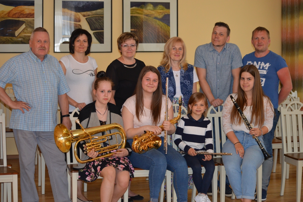 Smiltenes mūzikas skolas pedagogi un koncertmeistares (2. rindā no kreisās: Pēteris Vilks, Inga Strazdiņa, Ilze Megne, Aija Krūze, Jānis Silakalns, Jānis Vilks) ir gandarīti par skolas audzēkņu panākumiem valsts mēroga konkursos. 1. rindā no kreisās: Alise Dreimane, Samanta Rauza, Paula Šūtele, Elīza Bediķe. Visu konkursantu fotografēšanās brīdī nav klāt.                                                                                                                                  
Autors: SANDRA PĒTERSONE