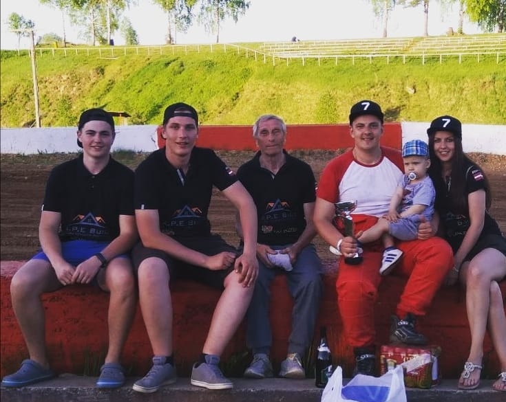 Pēc negaidīti veiksmīgi aizvadīta Latvijas autokrosa čempionāta šīs sezonas 1. posma Brenguļu autotrasē Super 2000 klases 3. vietas ieguvējs Pēteris Āboliņš kopā ar saviem lielākajiem un tuvākajiem līdzjutējiem Rūdolfu Fabiānu (pirmais no kreisās), Mairi Matīsu Spolīti, Pēteri Āboliņu senioru, dēliņu Kristeru Pēteri Āboliņu un draudzeni Kristīni Zemīti.                                                                                                                                                       
Autors: NO PERSONĪGĀ ARHĪVA